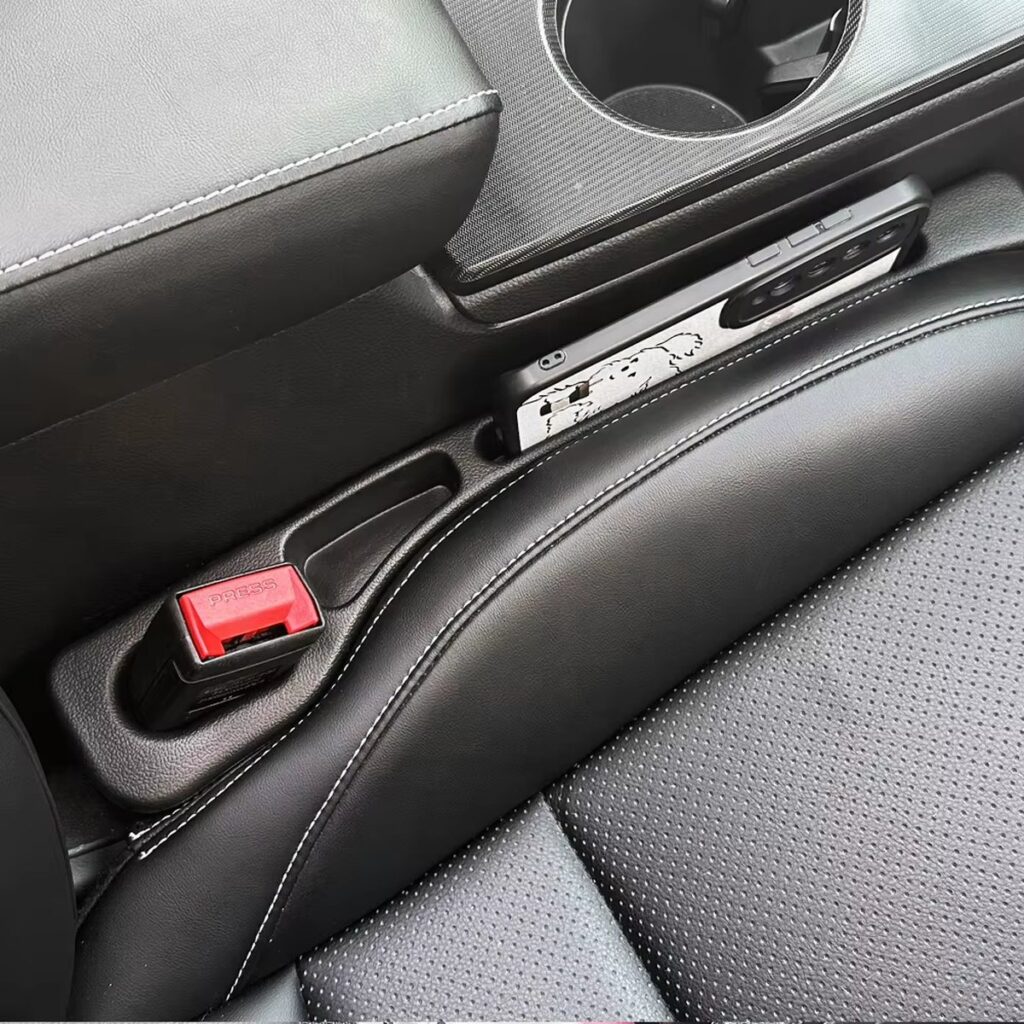 Gap filler fitted between a car seat and the center console
